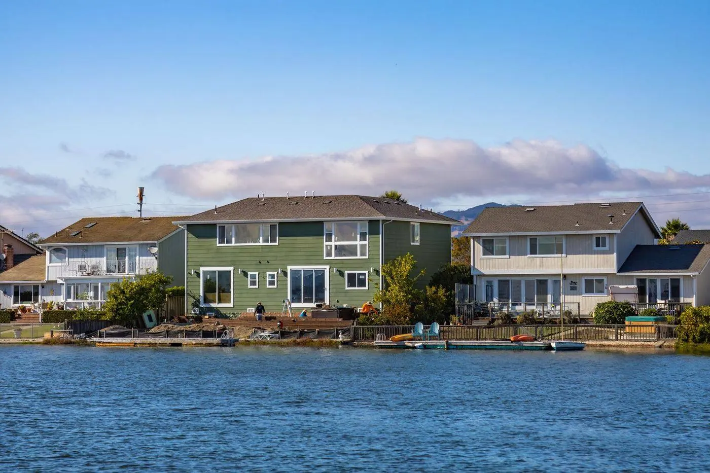 Waterfront homes with shingle roofs near Raritan Bay in Morgan, New Jersey