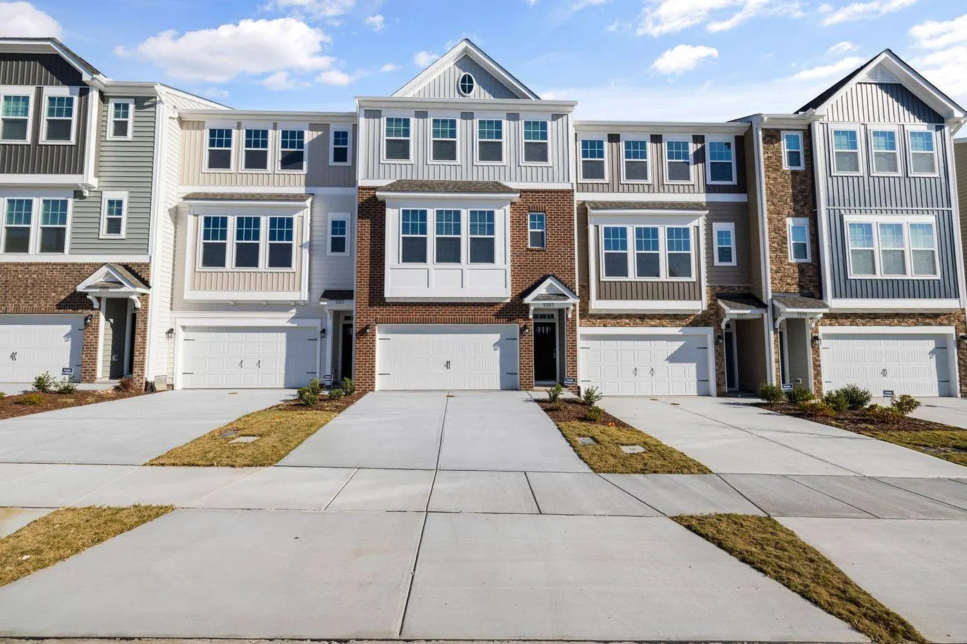 Row of attached townhomes with shingle roofs in Old Bridge, New Jersey